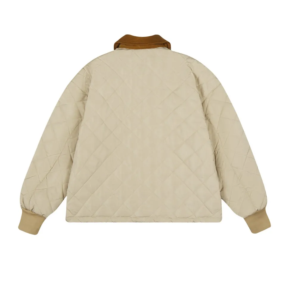 P330 White background picture [Popular item] Style number: 24373# Color: Khaki Apricot Size: S-XL -MiuMiu/MiuMiu 2024aw Autumn and winter hot new logo embroidered lapel three-zip rhombus plaid imitation feather jacket jacket - Ingenuity restoration 4-needle encrypted quilting embroidery three-in-one imitation feather cotton The board is straight and not bloated - Double-layer composite patch Hand-made counter-embroidery Laminated light gold Y-tooth brand zipper - Special shaped cloth foil for collar Correct 7 cm cylindrical windproof cuffs Closed cuffs with one-to-one stacking in front of the car - Miu style outfit 2024 new autumn and winter products Adopt classic diamond pattern quilting design Three-in-one imitation down cotton Light and thin sheets are positive The thermal insulation coefficient is also online Earth desert khaki apricot Maillard wind is full of relaxation to set off a warm autumn and winter atmosphere The collar is made of contrasting corduroy, which is warm and comfortable. The loose silhouette is both comfortable and easy to layer. The slightly gathered design of the cuffs and hem effectively locks in temperature.